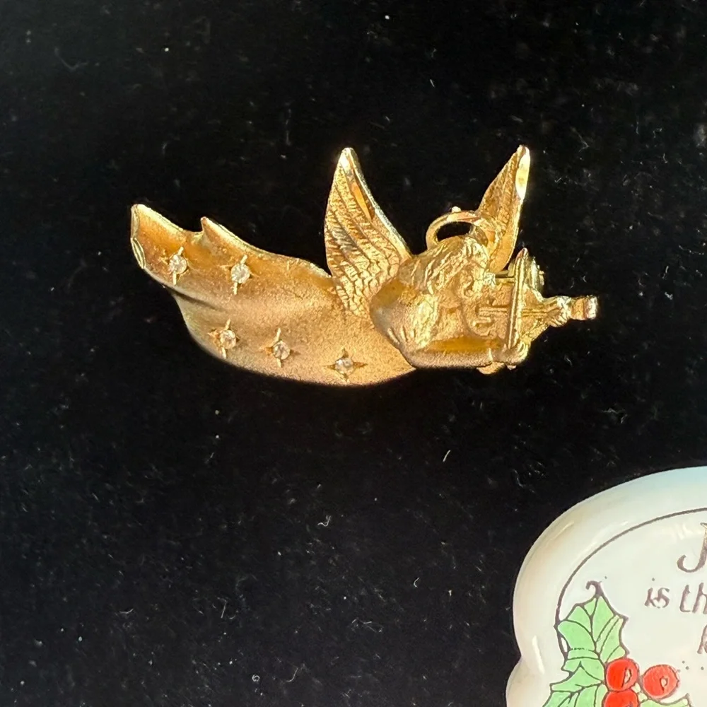 Festive Gold and Green Brooch Set‎